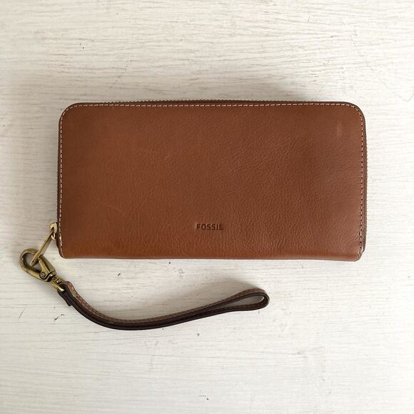 Fossil Emma Clutch Wallet Wristlet Brown Leather Zip Around Classic - Picture 1 of 12